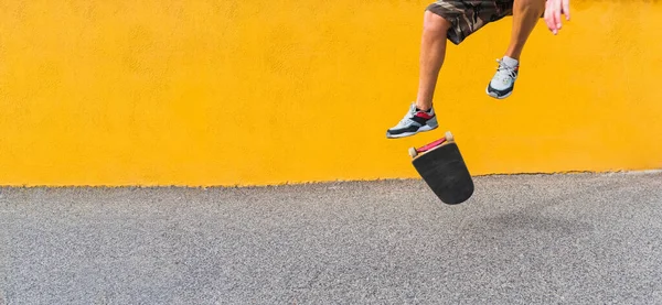 Macho Saltando Con Monopatín Sobre Fondo Amarillo — Foto de Stock