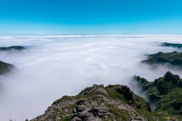 Uma Vista Panorâmica Das Montanhas Envolta Nevoeiro Sobre Fundo Céu — Fotografia de Stock