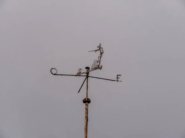 Velho Weathervane Com Iniciais Espanholas Contra Céu Branco Nublado — Fotografia de Stock
