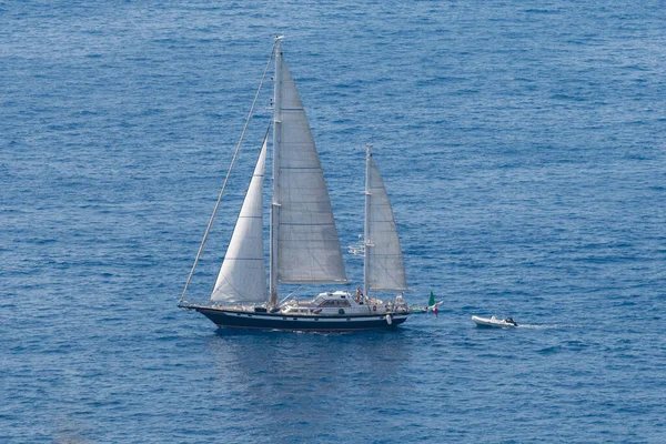 Вітрильна Яхта Синьому Відкритому Морі — стокове фото