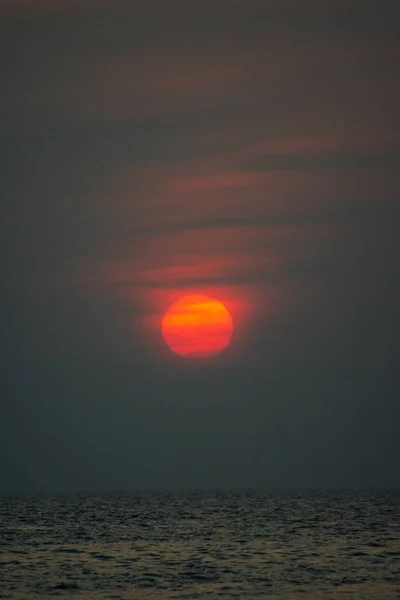 Uma Vista Vertical Hipnotizante Sol Laranja Atrás Nuvens Azuis Que — Fotografia de Stock