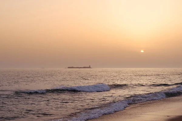 Een Zonsondergang Landschap Van Het Strand Een Kasteel Achtergrond — Stockfoto