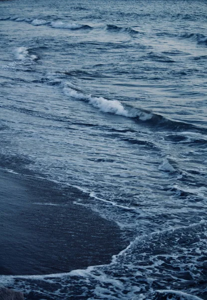 Güzel Yumuşak Okyanus Dalgalarının Dikey Çekimi — Stok fotoğraf