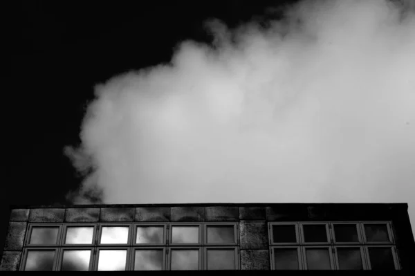 Monochrome Low Angle Shot Flat Rooftop Cloudy Sky — Stock Photo, Image