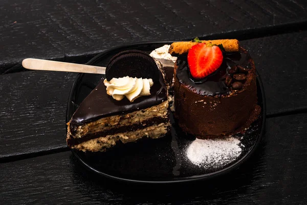 선택적 포커스 케이크와 플레이트에 딸기를 초콜릿 케이크 — 스톡 사진