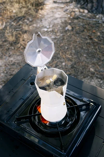 Una Toma Vertical Una Cafetera Una Estufa Aire Libre —  Fotos de Stock