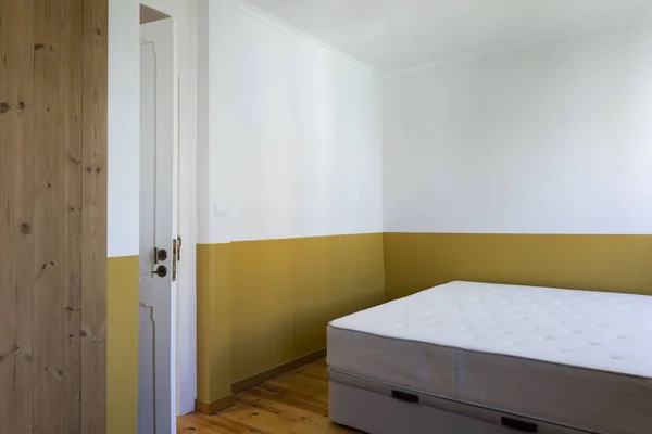 Modern Bir Evin Içi Boş Bir Yatak Odası — Stok fotoğraf