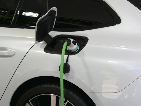 Elektrikli Araba Prizine Yakın Çekim — Stok fotoğraf