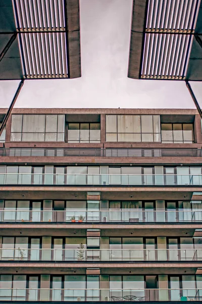 Edificio Bajo Cielo Nublado — Foto de Stock