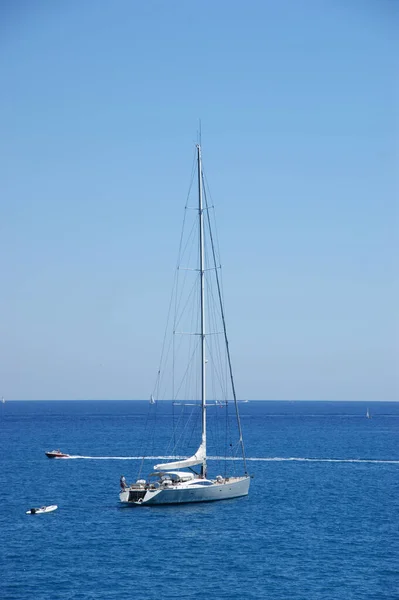 Antibes França Agosto 2011 Tiro Vertical Veleiro Navegando Mar Calmo — Fotografia de Stock