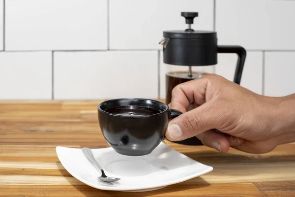 Primer Plano Mano Hombre Sosteniendo Una Pequeña Taza Negra Café —  Fotos de Stock