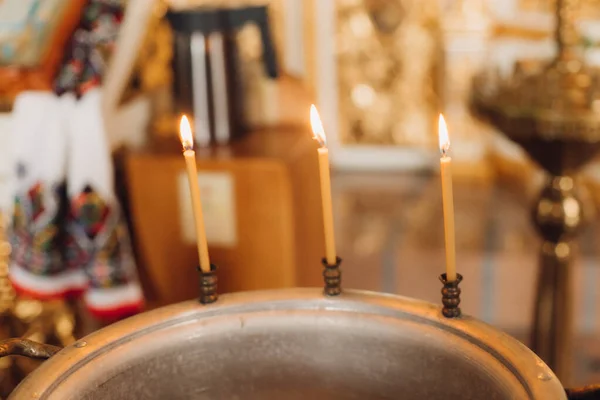 Trois Bougies Allumées Sur Une Fontaine Baptismale Dans Église — Photo