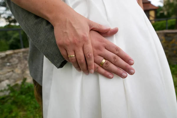 Mãos Noiva Noivo Com Anéis Casamento — Fotografia de Stock