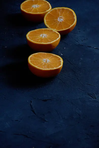 Disparo Vertical Naranjas Frescas Medio Cortadas Superficie Hormigón Azul —  Fotos de Stock