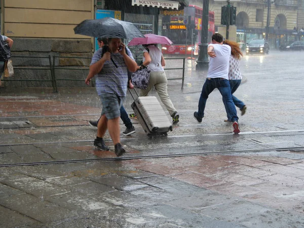 Turin Itália Junho 2019 Pessoas Correm Sob Chuva Verão Efeito — Fotografia de Stock