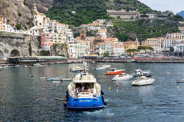 Amalfi Italia 2021 Los Barcos Que Navegan Puerto Amalfi Campania — Foto de Stock