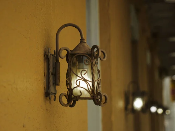 Ένα Κοντινό Πλάνο Ενός Vintage Metal Street Lamp Στο Κτίριο — Φωτογραφία Αρχείου