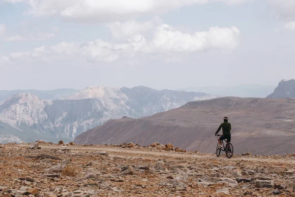 Ένα Όμορφο Πλάνο Ενός Ποδηλάτη Ένα Βουνό Συννεφιασμένο Ουρανό Στο — Φωτογραφία Αρχείου
