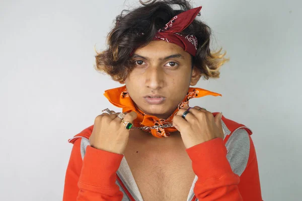 Indisk Höft Man Poserar Klädd Färgglad Halsduk Och Bandana — Stockfoto