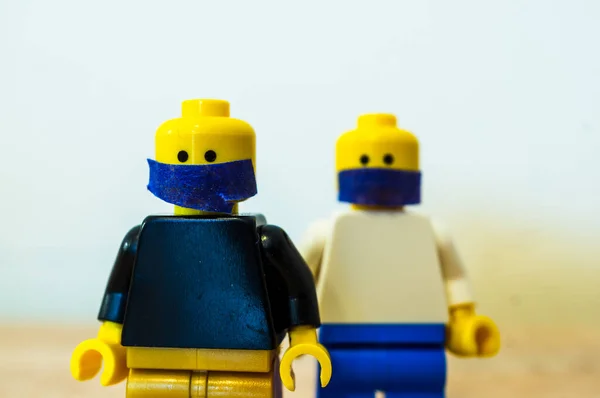Poznan Polsko Května 2020 Dvě Lego Figurky Obličejových Maskách Během — Stock fotografie