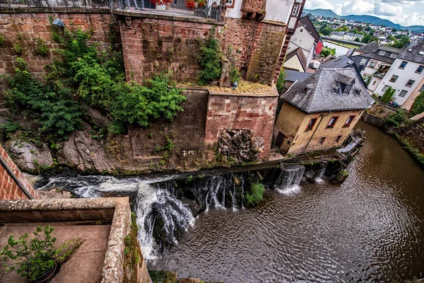 Disparo Ángulo Alto Canal Que Fluye Través Ciudad Saarburg Alemania —  Fotos de Stock