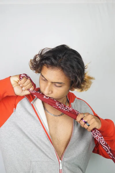 Renkli Bir Eşarp Bandana Takmış Hintli Bir Erkeğin Dikey Görüntüsü — Stok fotoğraf