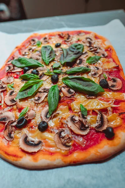 Trago Vertical Una Deliciosa Pizza Con Champiñones Pimientos — Foto de Stock