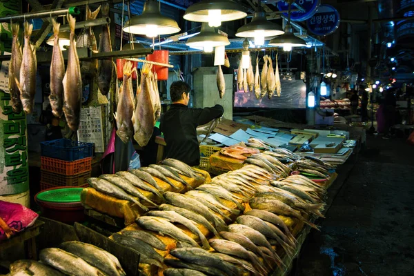 Busan Korea South Apr 2014 Fish Seller Bujeon Market Busan — Stock Photo, Image