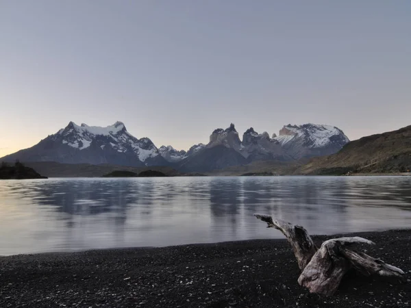 智利帕塔哥尼亚Torres Del Paine国家公园Lago Pehoe的黄昏 左边是Cerro Paine Grande 中Cuernos和Torres Del Paine — 图库照片