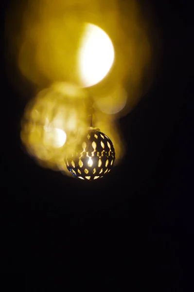 Närbild Skott Blixt Boll Svart Bakgrund Och Bokeh Förgrund — Stockfoto