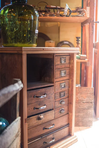 Een Oude Vintage Winkel Gevuld Met Houten Meubels Met Zonlicht — Stockfoto