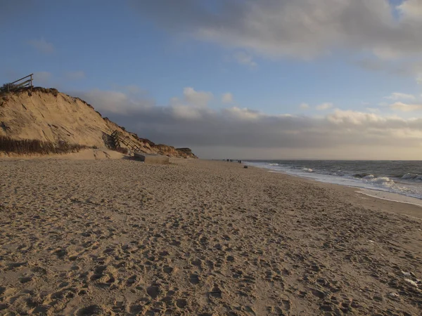 Une Plage Sable Paisible Par Une Journée Nuageuse Coucher Soleil — Photo