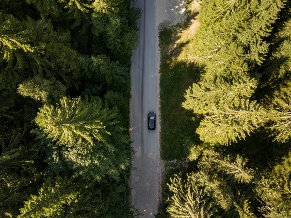 Вид Сверху Воздуха Автомобиль Дороге Через Зеленые Деревья Скалистой Горы — стоковое фото
