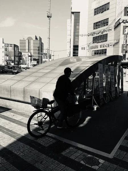 Сеул Корея Октября 2019 Года Серая Шкала Человека Катающегося Велосипеде — стоковое фото