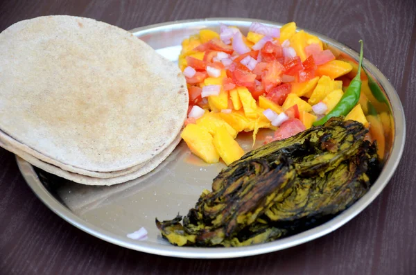 Close Pão Ázimo Com Verdes Fritos Uma Salada Bandeja Aço — Fotografia de Stock