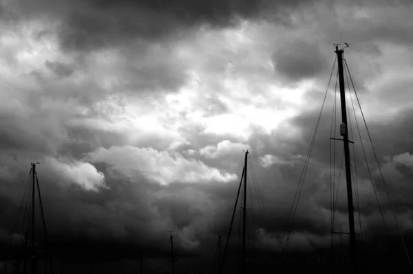 Egy Monokróm Felvétel Csónak Riggings Ellen Sötét Felhős Háttér — Stock Fotó