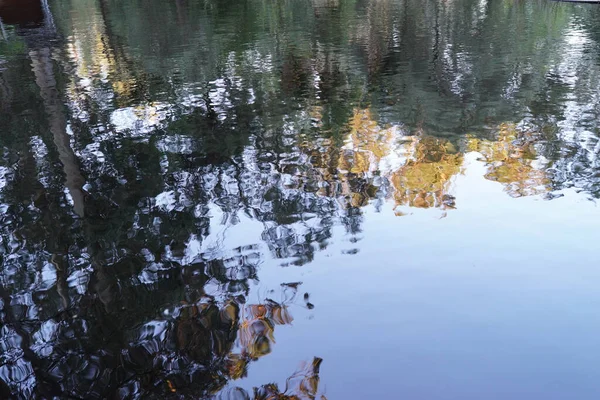 Eine Aufnahme Einer Wasseroberfläche Mit Reflektierten Bäumen Und Himmel — Stockfoto