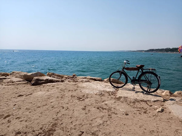 Uma Bicicleta Praia Mar Calmo Sob Céu Brilhante — Fotografia de Stock