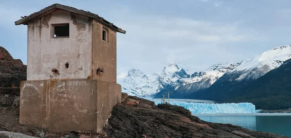 Een Hut Aan Het Meer Met Gletsjers Erin Besneeuwde Bergen — Stockfoto