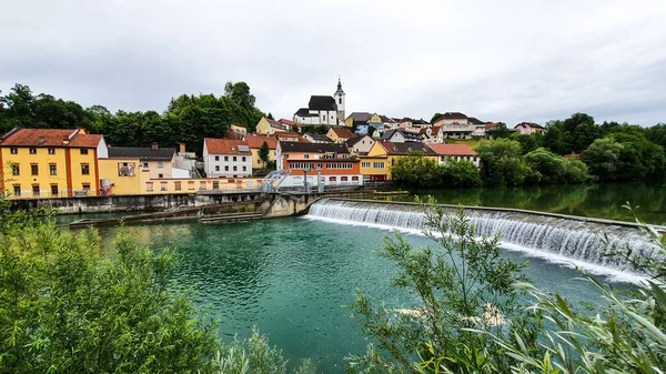 Die Friedliche Landschaft Einer Wunderschönen Kleinstadt Einem Fluss — Stockfoto