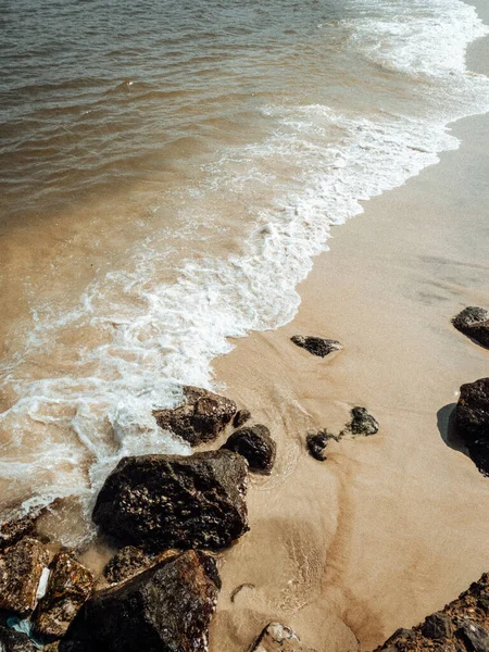 Praia Mar Com Pedras Nela — Fotografia de Stock