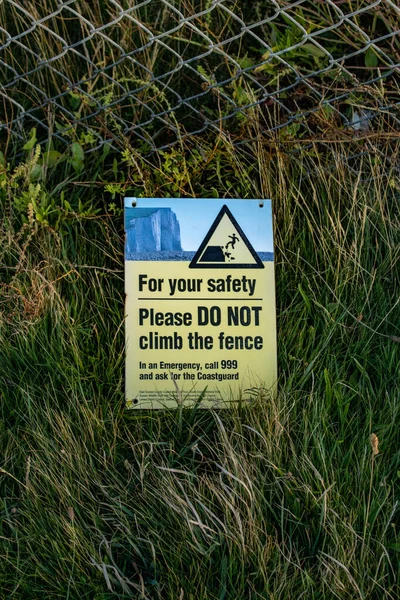 Vertical Shot Sign Climbing Fence — Stock Photo, Image