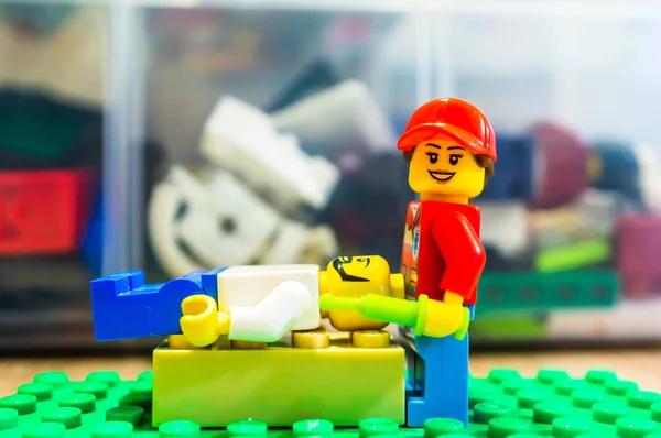 Poznan Poland Mayıs 2020 Hastanın Yanında Duran Şırıngalı Bir Lego — Stok fotoğraf