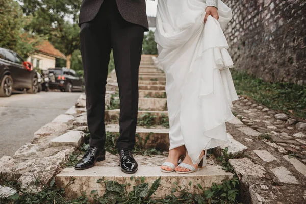 Jovem Noiva Noivo Suas Roupas Dia Casamento — Fotografia de Stock