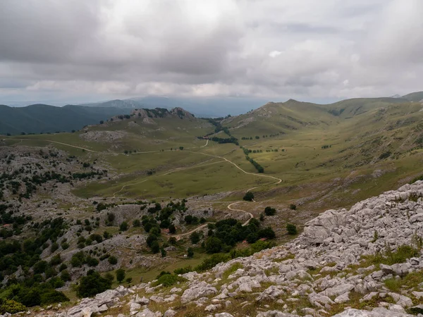 Spanya Bulutlu Bir Günde Aizkorri Aratz Doğal Parkı Manzarası — Stok fotoğraf