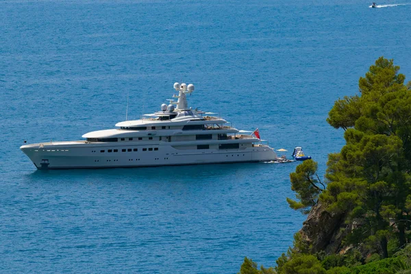 Luksusowy Jacht Błękitnym Morzu Liści Drzew Prawej Stronie — Zdjęcie stockowe