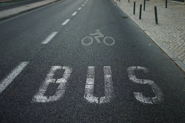 Μια Όμορφη Φωτογραφία Ενός Δρόμου Λεωφορείων Και Ποδηλάτων Πινακίδα Ασφαλτοστρωμένο — Φωτογραφία Αρχείου