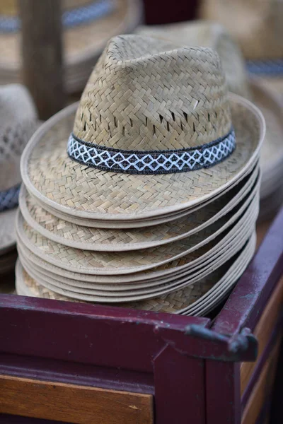 Una Toma Vertical Sombreros Paja Sobre Fondo Borroso — Foto de Stock