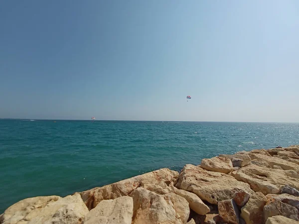 Primo Piano Della Costa Del Mare Sotto Cielo Luminoso — Foto Stock