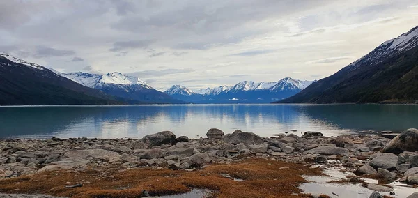 Uma Paisagem Com Lago Montanhas Cobertas Neve — Fotografia de Stock